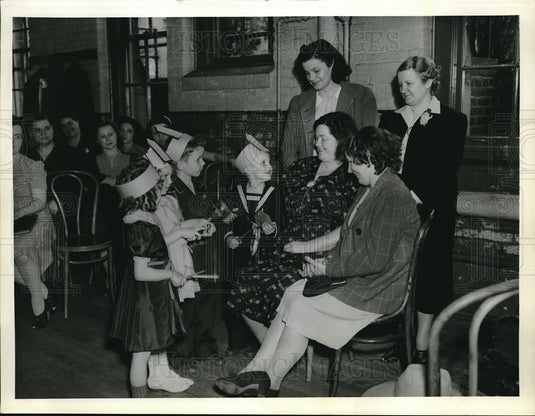 1941 Press Photo P.T.A. Member at Clark Avenur with their children - neb69412