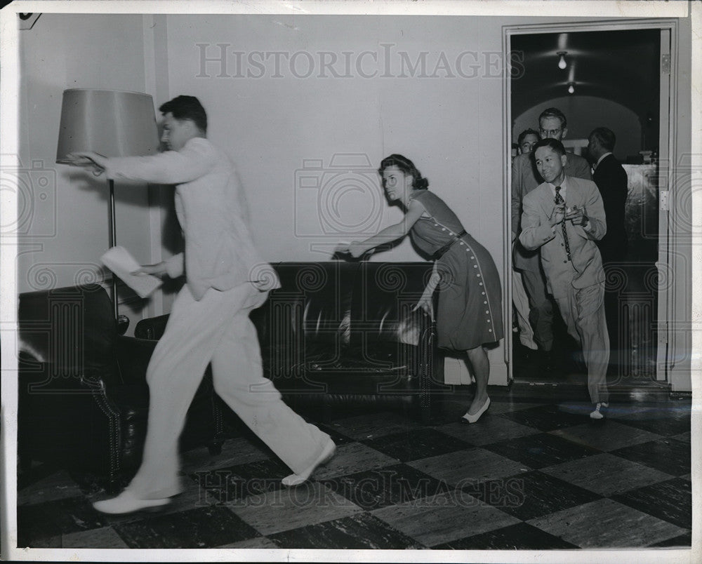 1945 Press Photo White House Reporters heading for Telephone at the White House