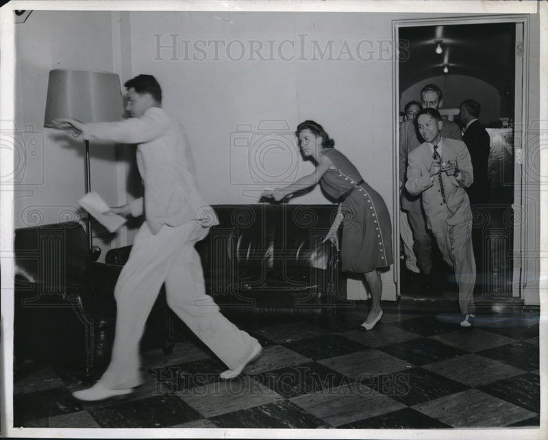 Load image into Gallery viewer, 1945 Press Photo White House Reporters heading for Telephone at the White House
