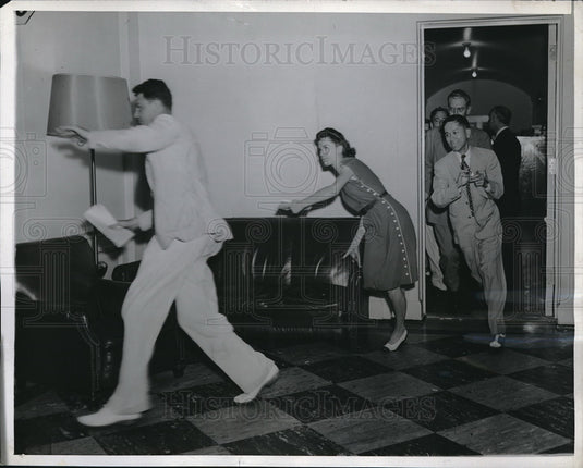 1945 Press Photo White House Reporters heading for Telephone at the White House