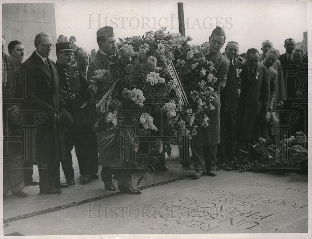 1937 Press Photo Mac Alpring place wreath at the Tom of the Unknown Soldiers- Historic Images