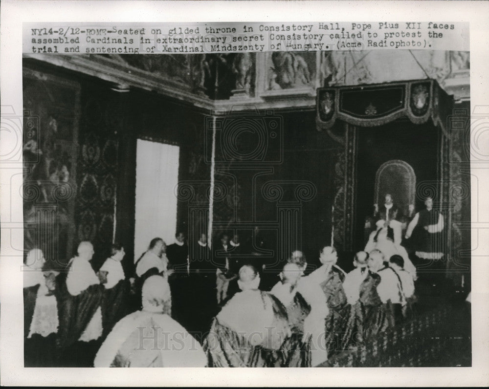 1949 Press Photo Pope Pius XII faces assembled Cardinals in secret consistory- Historic Images