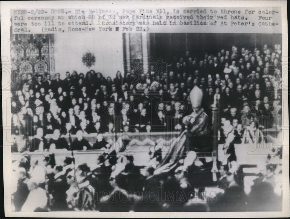 1946 Press Photo Pope Pius XII carried to throne for colorful Ceremony