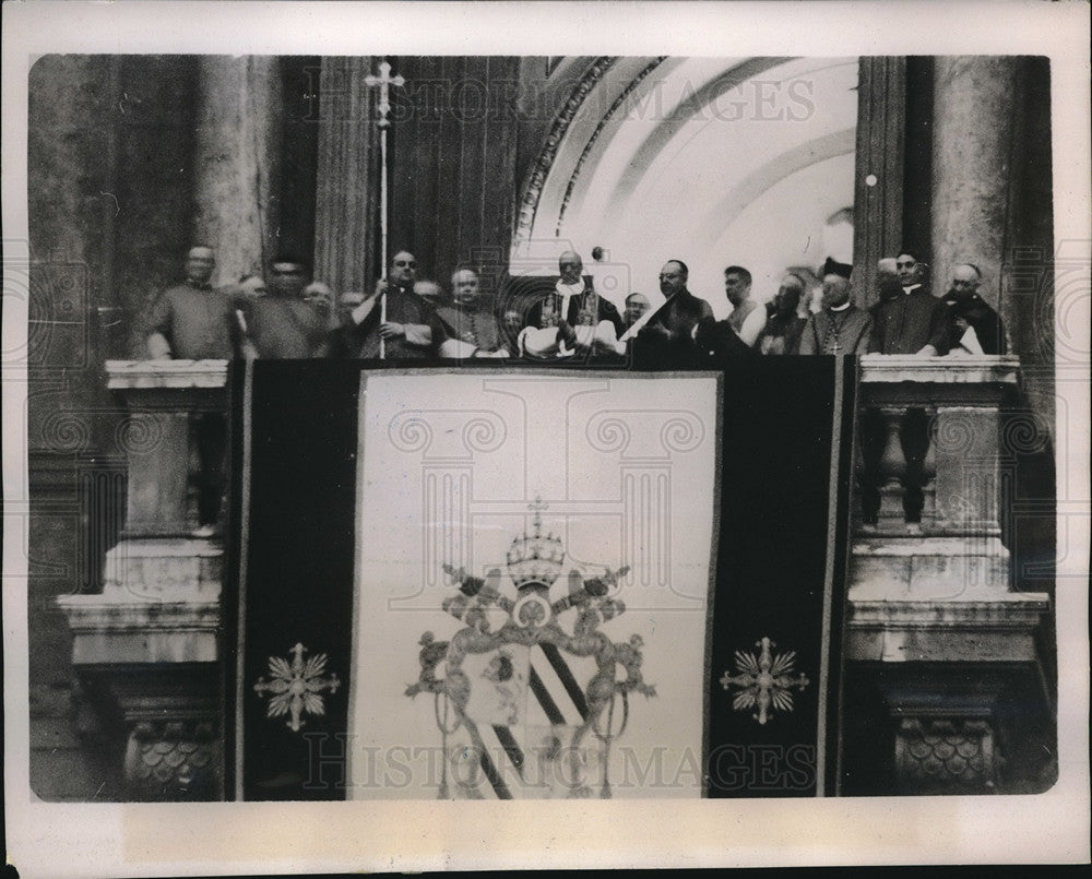 1939 Press Photo Pope Pius XII on the balcony of St.Peter with Church Officials- Historic Images