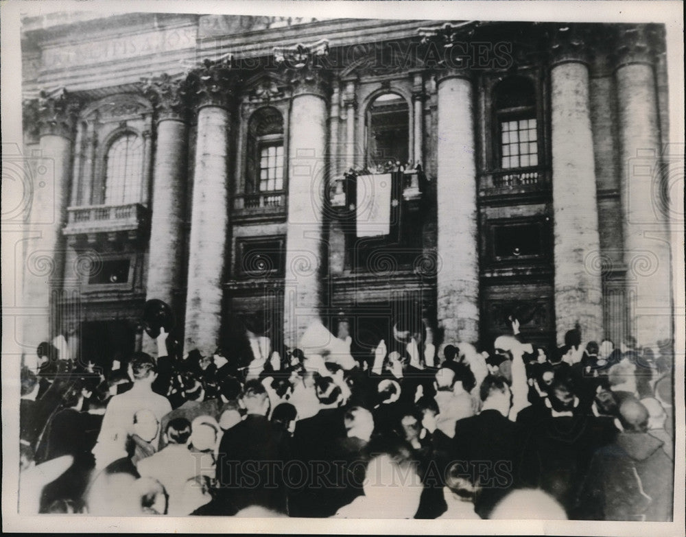 1939 Press Photo Pope Pius XII on the balcony of St. Peter's after his election