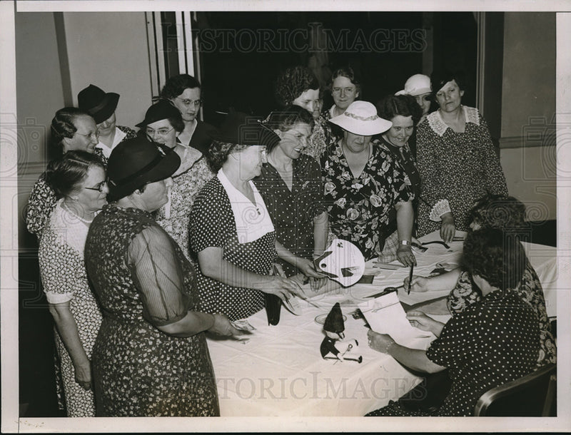 Load image into Gallery viewer, 1937 Press Photo Women of Moose Delegates registered in Cleveland Convention
