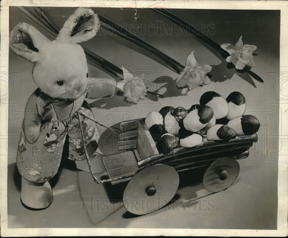 1940 Press Photo Easter Bunny and his cart of eggs for Child Easter Celebration- Historic Images