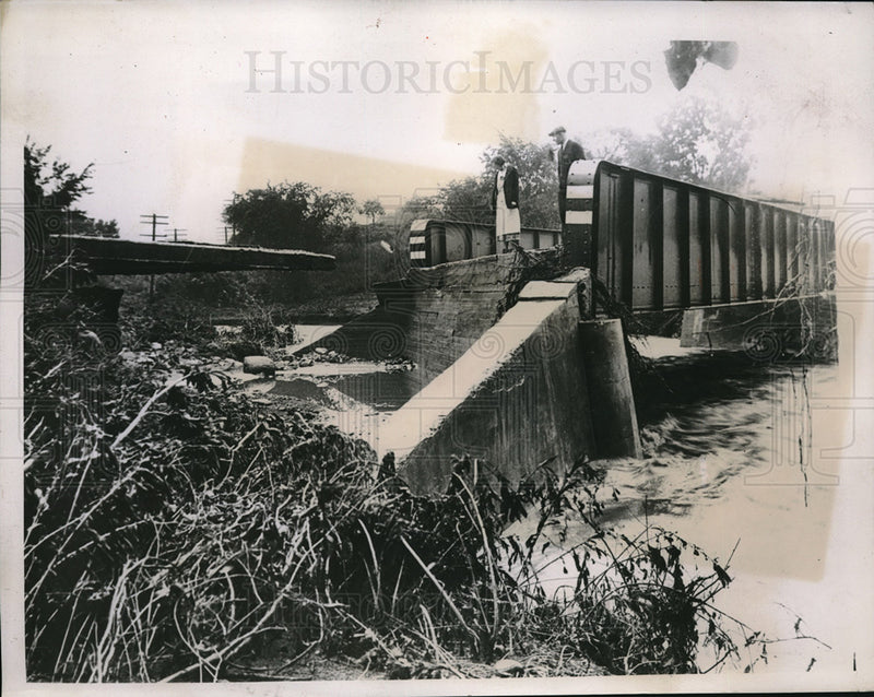 Load image into Gallery viewer, 1935 Press Photo Railroad Tracks torn up by the Flood at Randall New York
