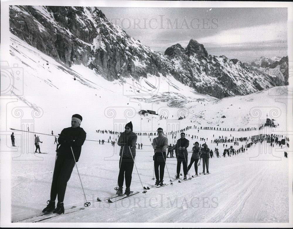 1960 Press Photo Skiers on slopes in Garmisch-Partenkirchen Germany