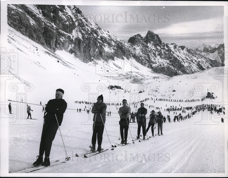 Load image into Gallery viewer, 1960 Press Photo Skiers on slopes in Garmisch-Partenkirchen Germany
