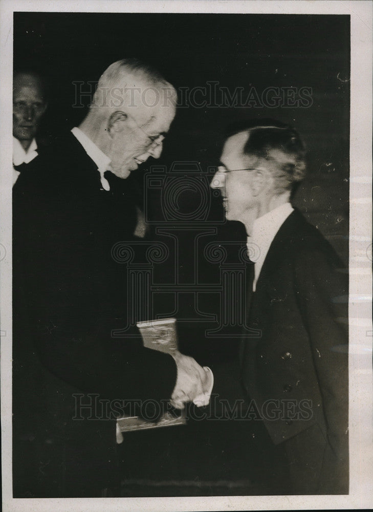 1937 Press Photo CJ Davisson New York Scientist King Gustav Sweden- Historic Images