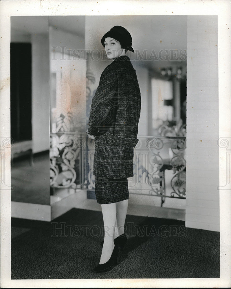 1958 Press Photo Fashion Model Models Walking Suit for Women - neb70283