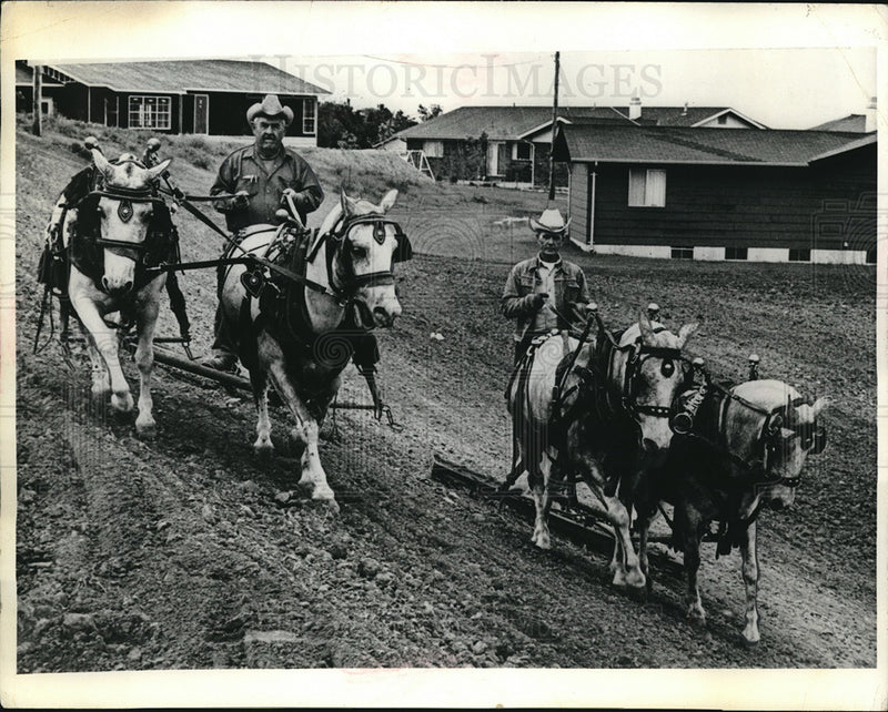 Load image into Gallery viewer, 1973 Press Photo Ed Hueman dale Pew St. Louis
