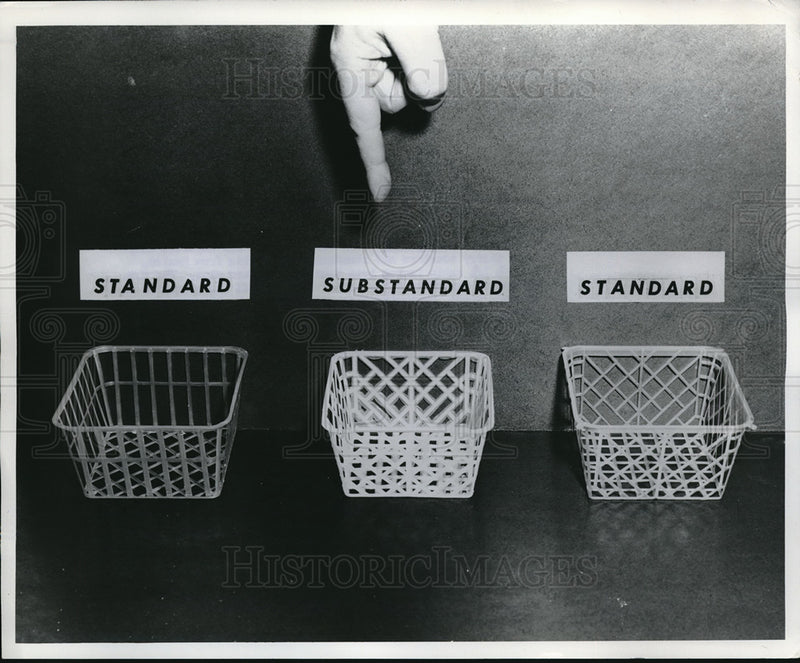 Load image into Gallery viewer, 1962 Press Photo US Department of Agriculture Berry Sorting System - neb70431
