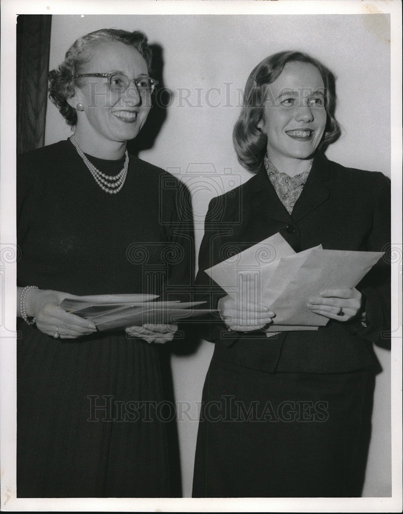 1954 Press Photo Mrs Norman MLod, Miss Gretchen Graver - Historic Images