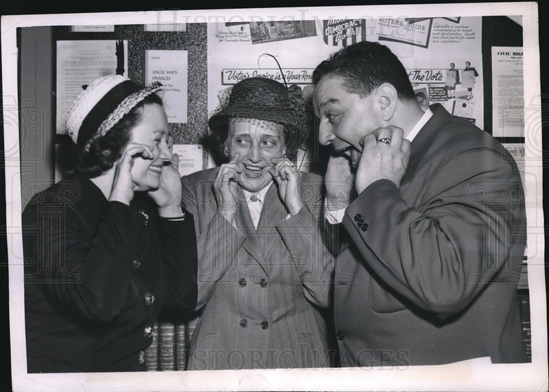 Load image into Gallery viewer, 1950 Press Photo School of Politics, John Grosa, Mrs. Prickett, Catherin Scoman
