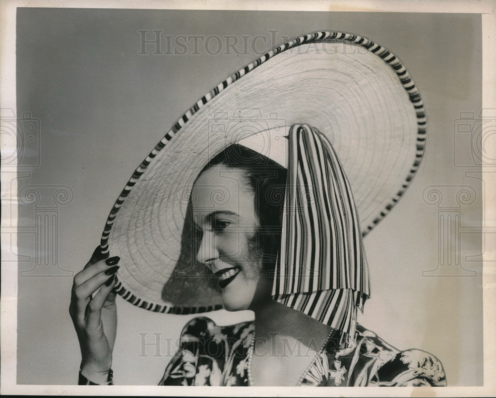 1939 Press Photo Model Wearing Wide-Brimmed Hat of Rough White Straw with Ribbon- Historic Images