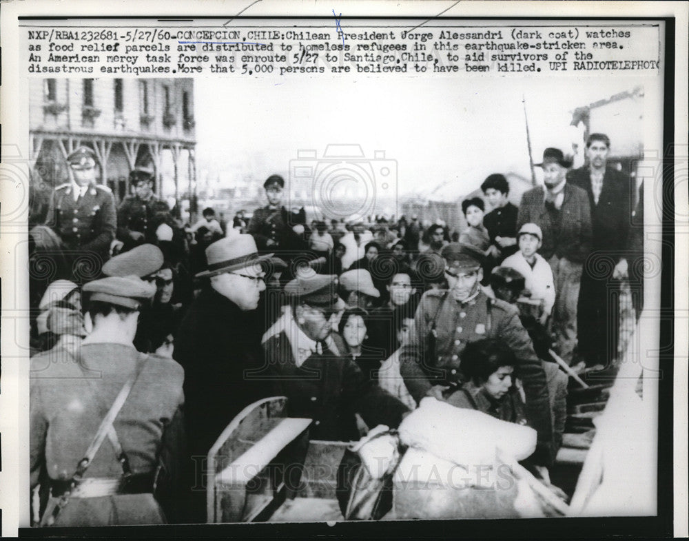 1960 Press Photo Chilean President Jorge Alessandri with Earthquake Victims