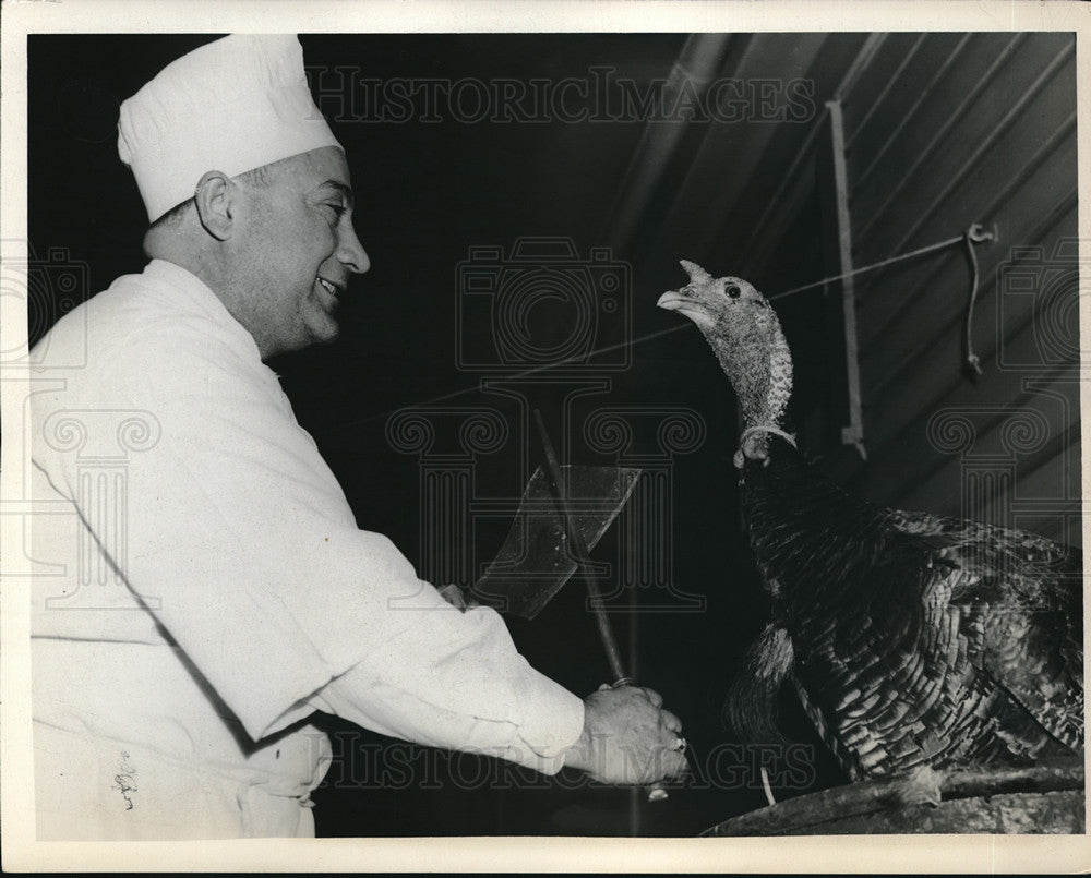 1936 Press Photo A chef &amp; a turkey he will prepare for Thanksgiving dinner- Historic Images