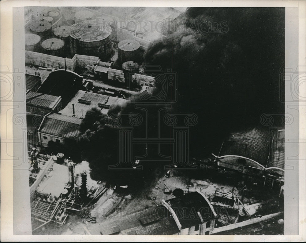 1944 Press Photo Steaua Romana Refinery Flames OIl - neb71524