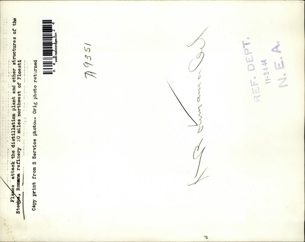 1944 Press Photo Steaua Romana Refinery Flames OIl - neb71524