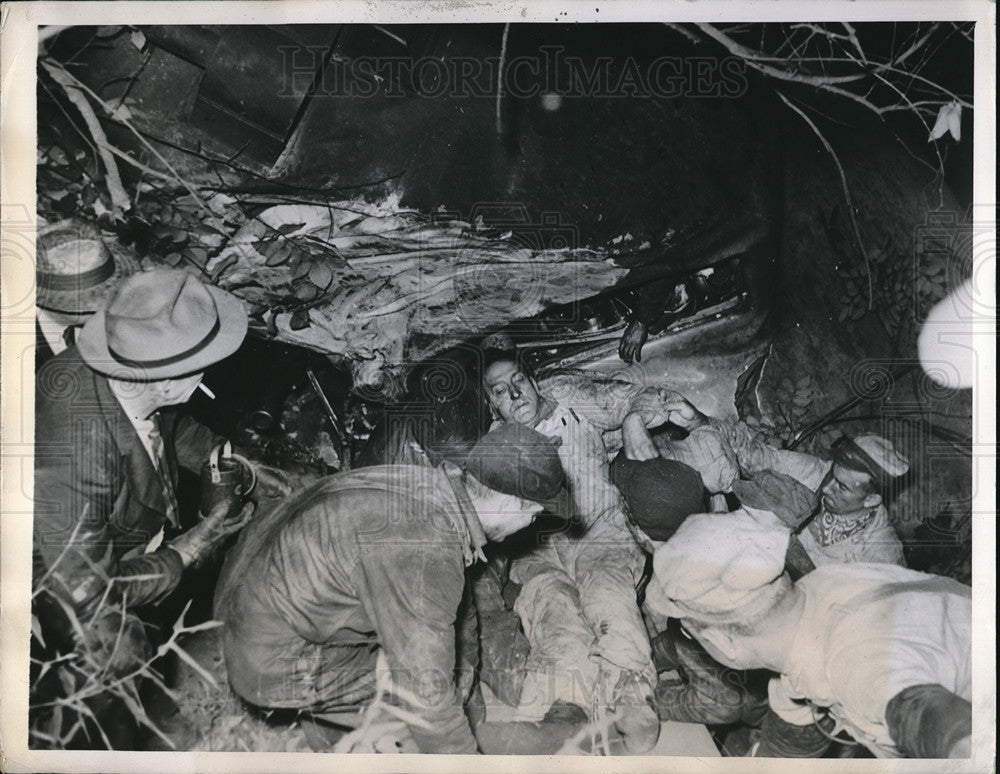1945 Press Photo Clarksburg, W.Va Natl Limited train wreck as F Lambert rescued