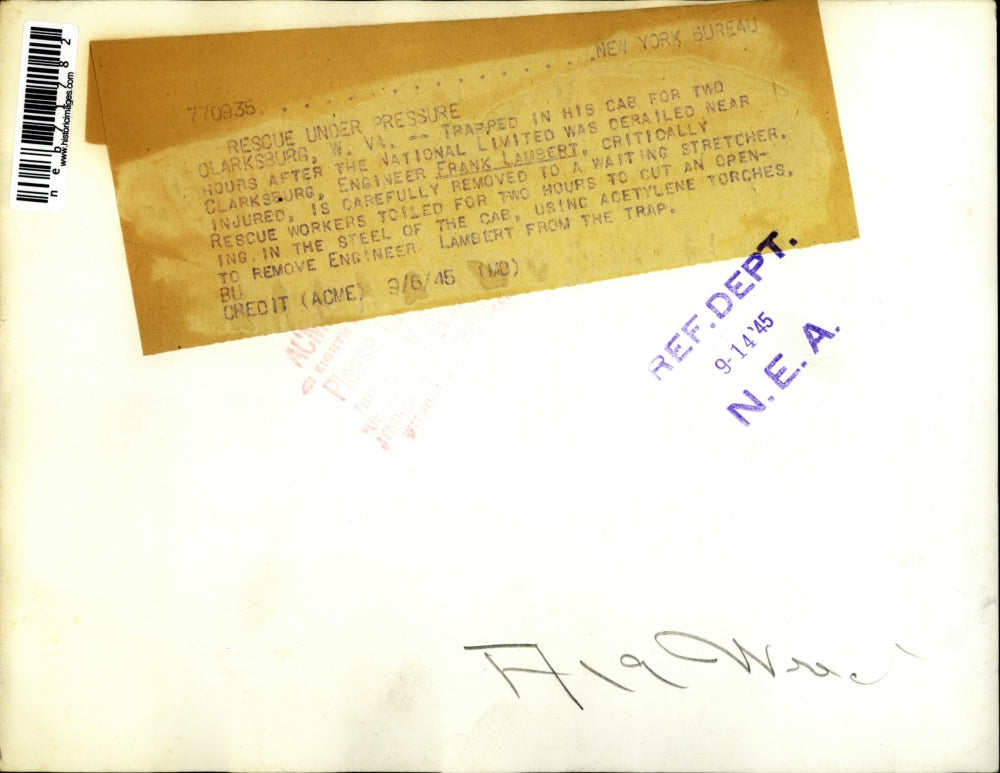 1945 Press Photo Clarksburg, W.Va Natl Limited train wreck as F Lambert rescued