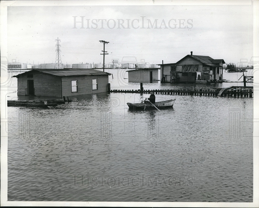 1941 Press Photo Man in Rowboat home submerged flood Near Los Angeles - Historic Images