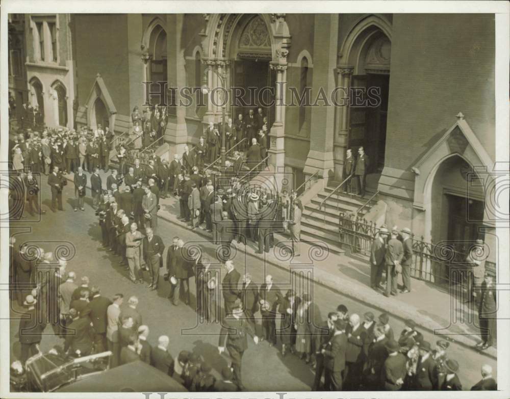 1932 Press Photo Crowds wait at St. Agnes Church for Martin McCue&#39;s funeral- Historic Images