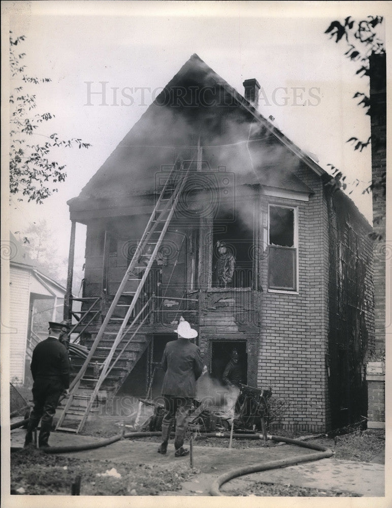1943 Press Photo 5 yr old boy dies in fire when he hides under bed from flames