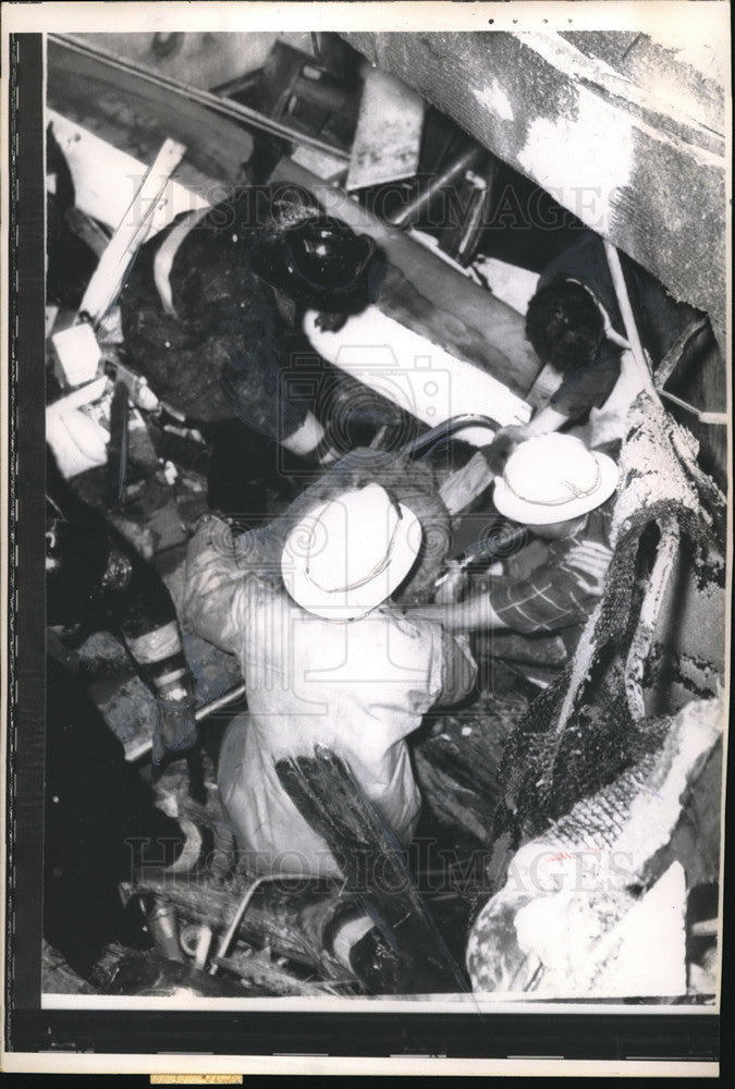 Load image into Gallery viewer, 1963 Press Photo San Jose, Calif. firemen at JC Penny store boiler explosion
