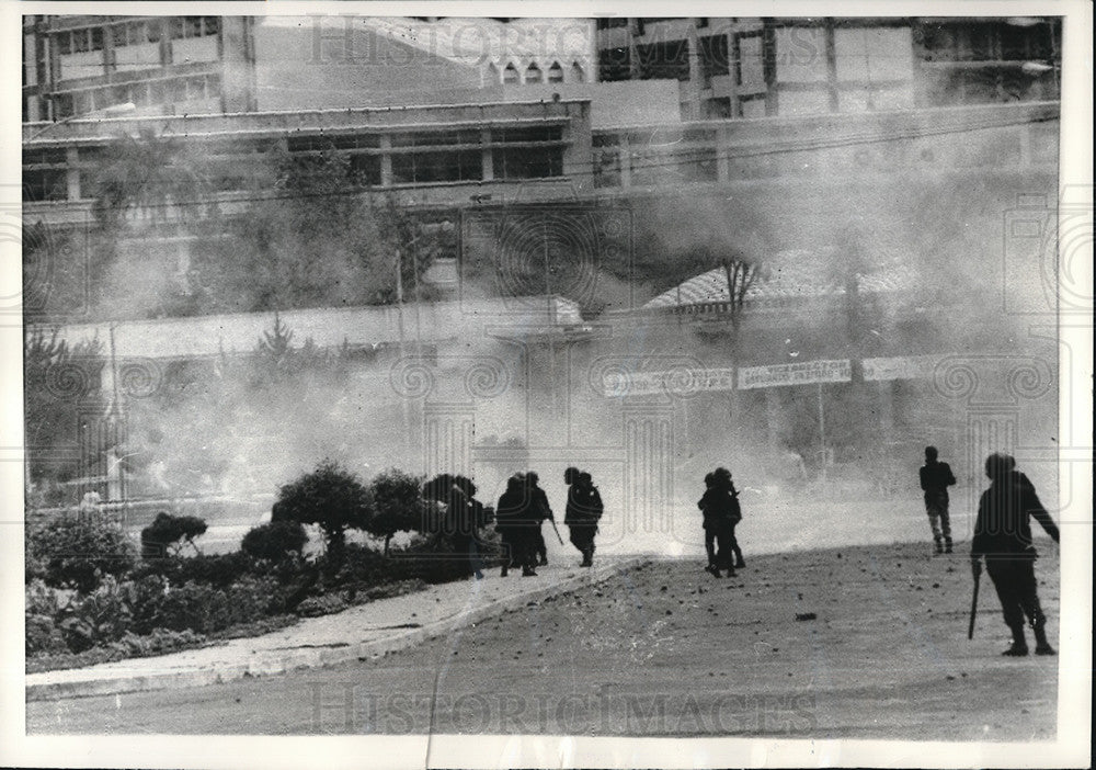 1969 Press Photo Gas Masked Police Use Teargas on Students Ecuador- Historic Images