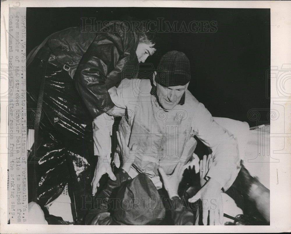 1952 Press Photo ET Williams Rescured By Coast Guard From Stricken Trawler
