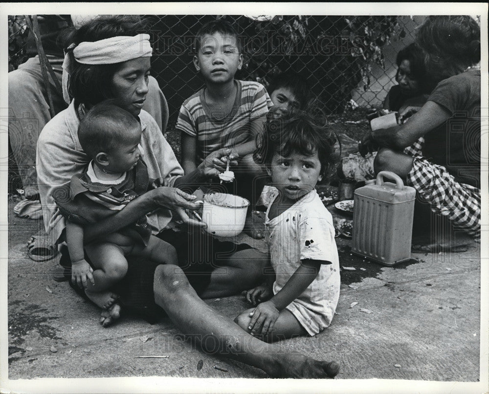 1970 Press Photo Poor Filipino Family Lives In Manila&#39;s Poverty Section- Historic Images