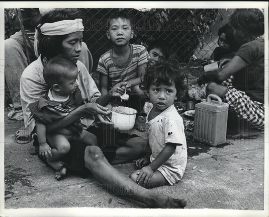 1970 Press Photo Poor Filipino Family Lives In Manila's Poverty Section- Historic Images