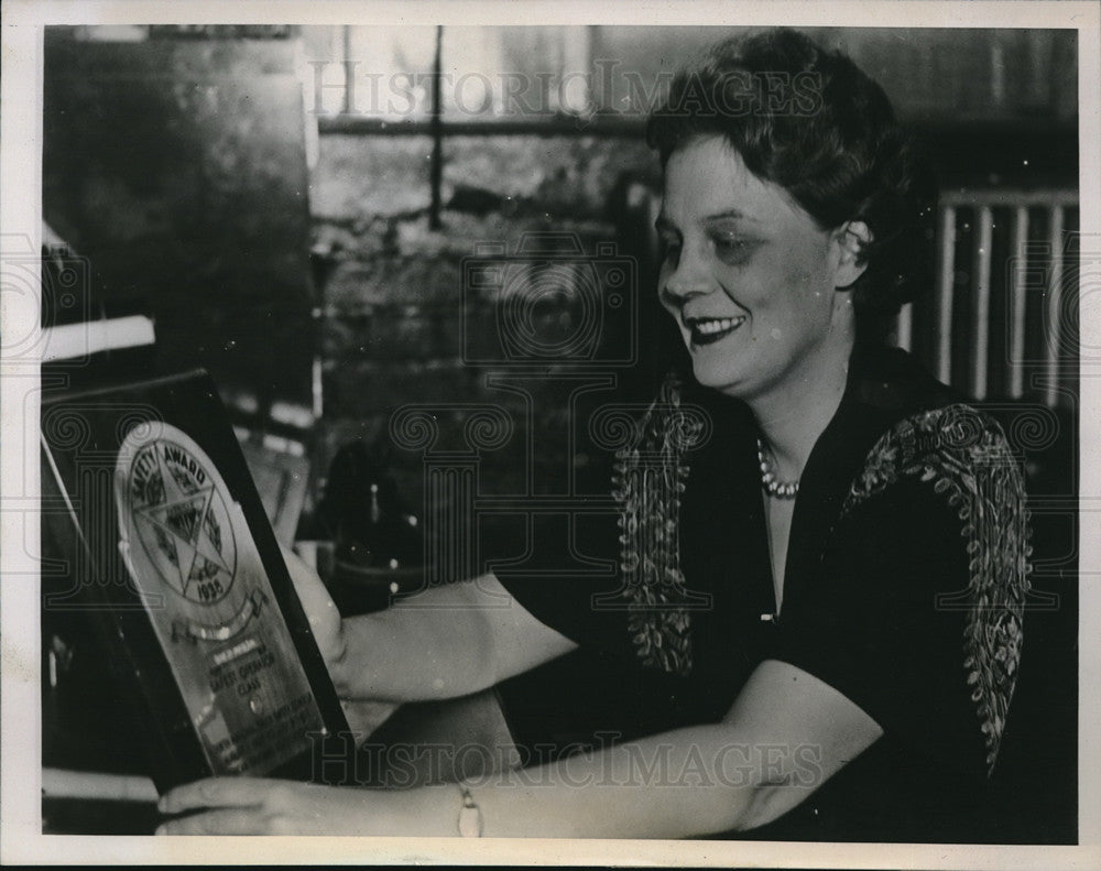 1938 Press Photo Marjorie White holding the award that was given to her company- Historic Images