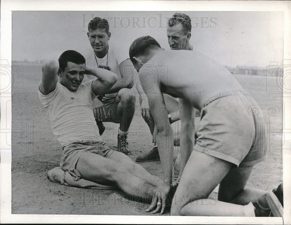 1943 Press Photo Florida Paratrooper Albert Derosier Breaks Record of Sit ups- Historic Images