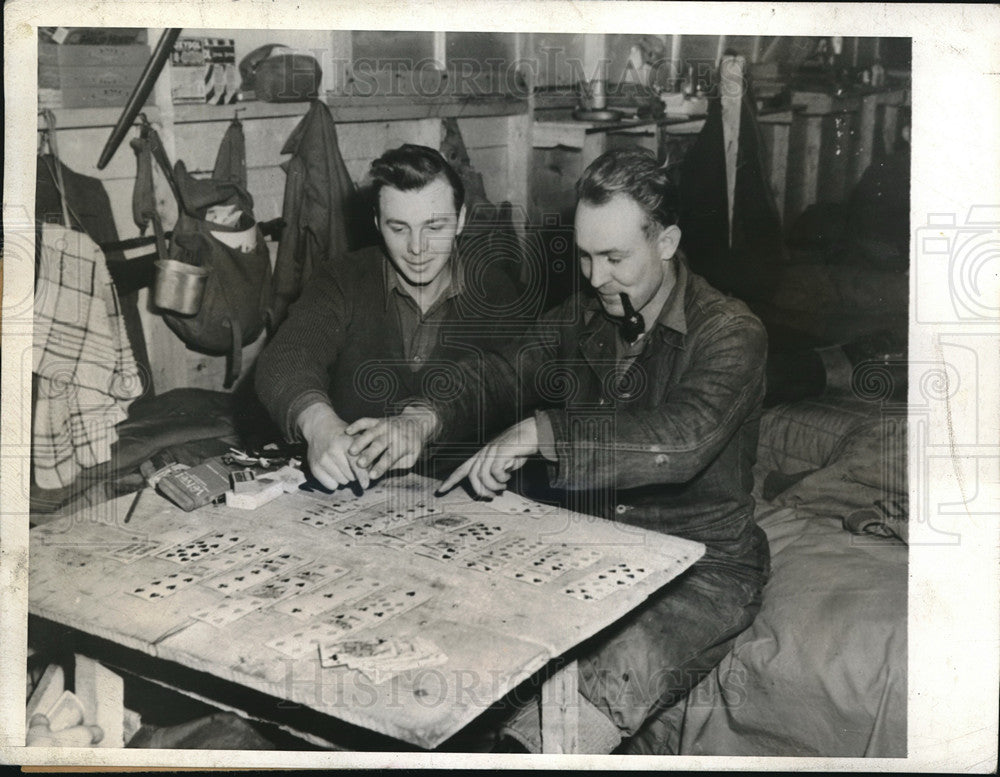 1943 Press Photo Pvt Elmer Palmer PFC Miller Park on base the Yukon territory- Historic Images