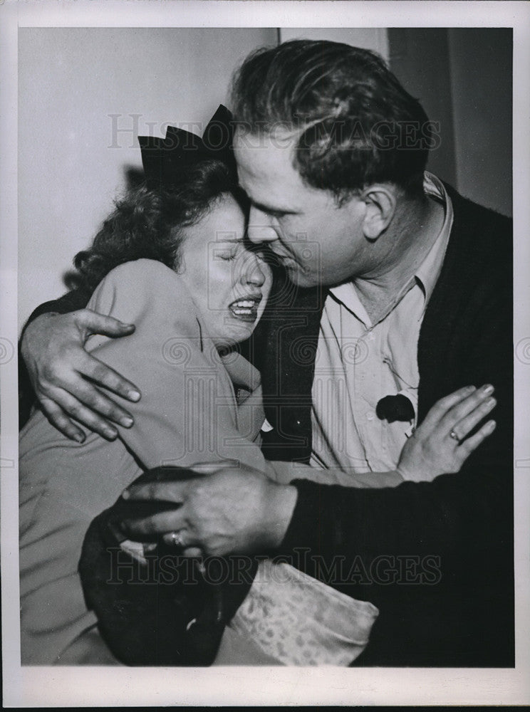 1944 Press Photo Mary Duffin mourns brother Patrick shot by his wife - Historic Images