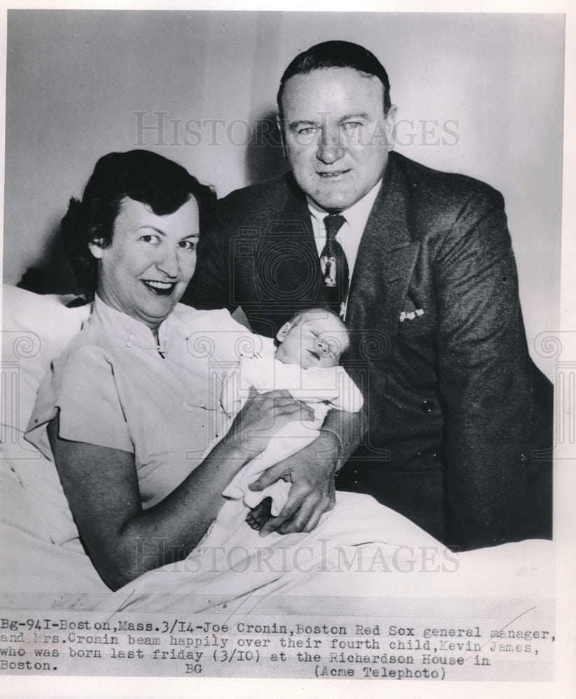 1950 Press Photo Joe Cronin Red Sox General Manager & Mrs. Croning Holding Baby - Historic Images