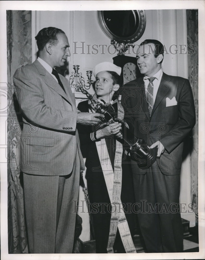 1960 Press Photo Mayor Vincent Impellitteri presenting young boy with an award- Historic Images