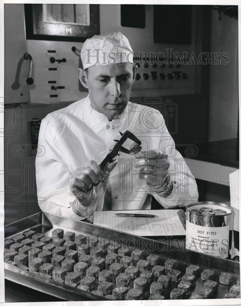 1969 Press Photo Chicago, Dr RL Pavev & food research for astronauts- Historic Images