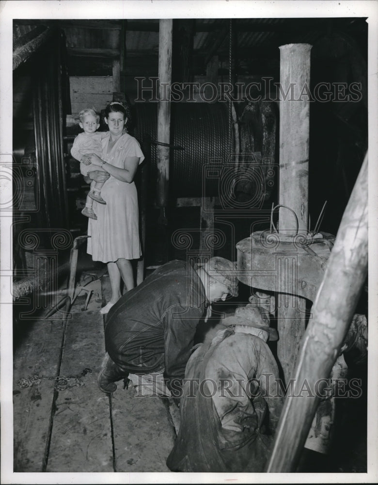 1946 Press Photo Mrs Frank Pulchowski Looks On As Husband Works To Repair Gas