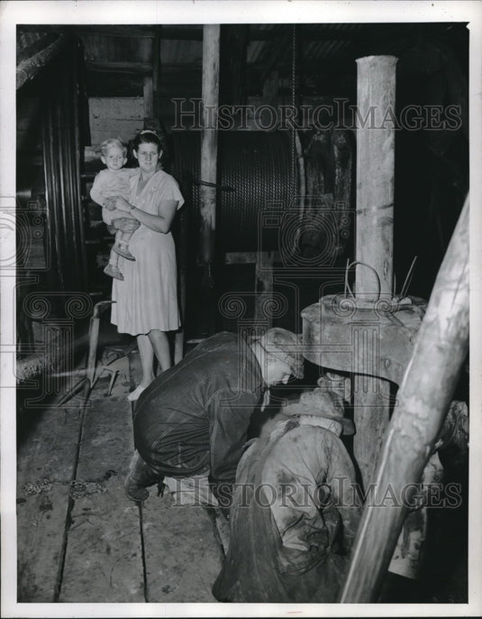 1946 Press Photo Mrs Frank Pulchowski Looks On As Husband Works To Repair Gas