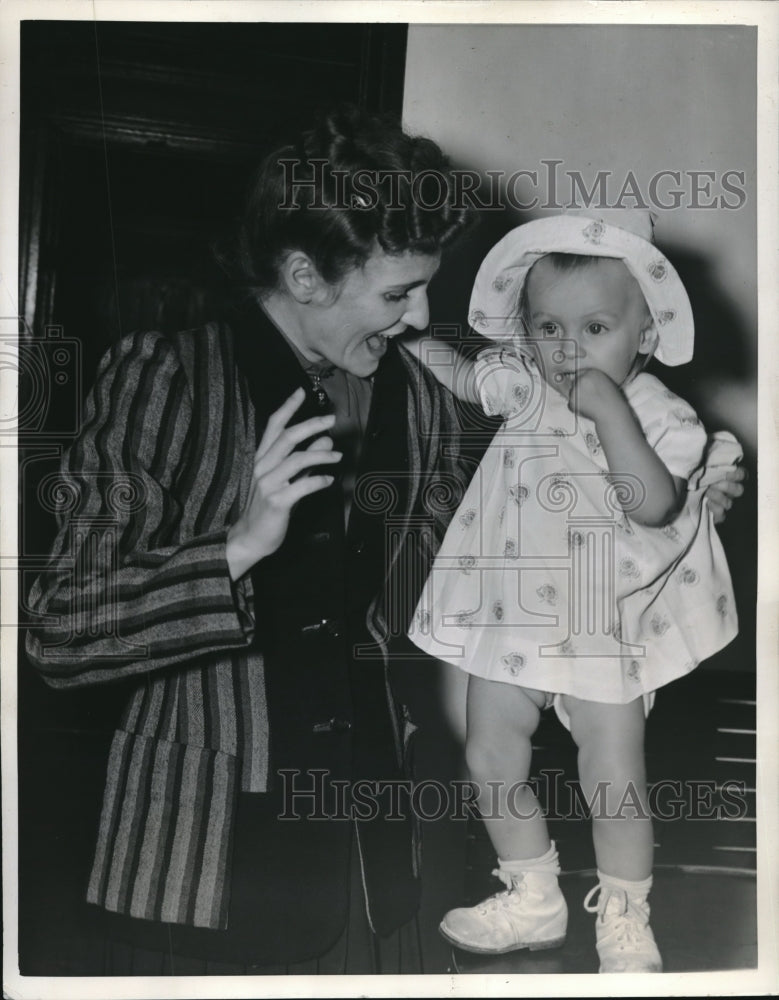 Load image into Gallery viewer, 1941 Press Photo Mrs Jeanne Schiffer &amp; daughter Johanna arrive in NYC
