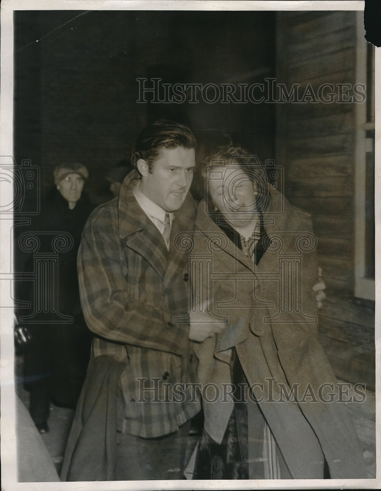 1940 Press Photo Minneapolis, Minn. Mrs Stella Woodrick & neighbor, fire scene