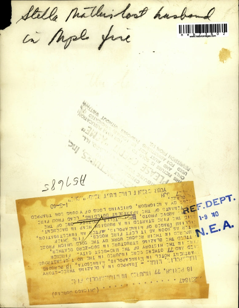 1940 Press Photo Minneapolis, Minn. Mrs Stella Woodrick & neighbor, fire scene