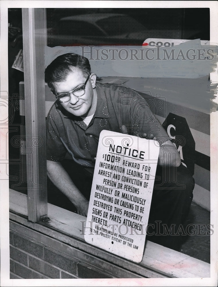 1960 Press Photo Harold Joseph of Chapman Motor Rebuilders in Cleveland- Historic Images