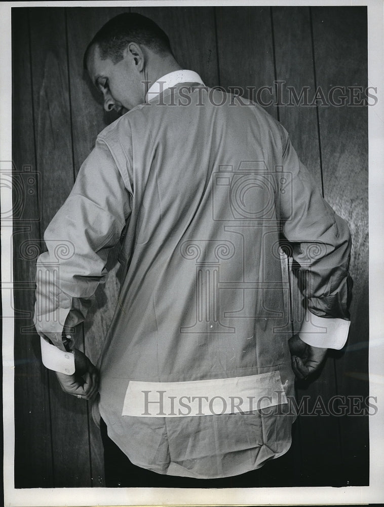 1963 Press Photo Chicago, Ill Todd Gilbert men's shop clothing with extra collar