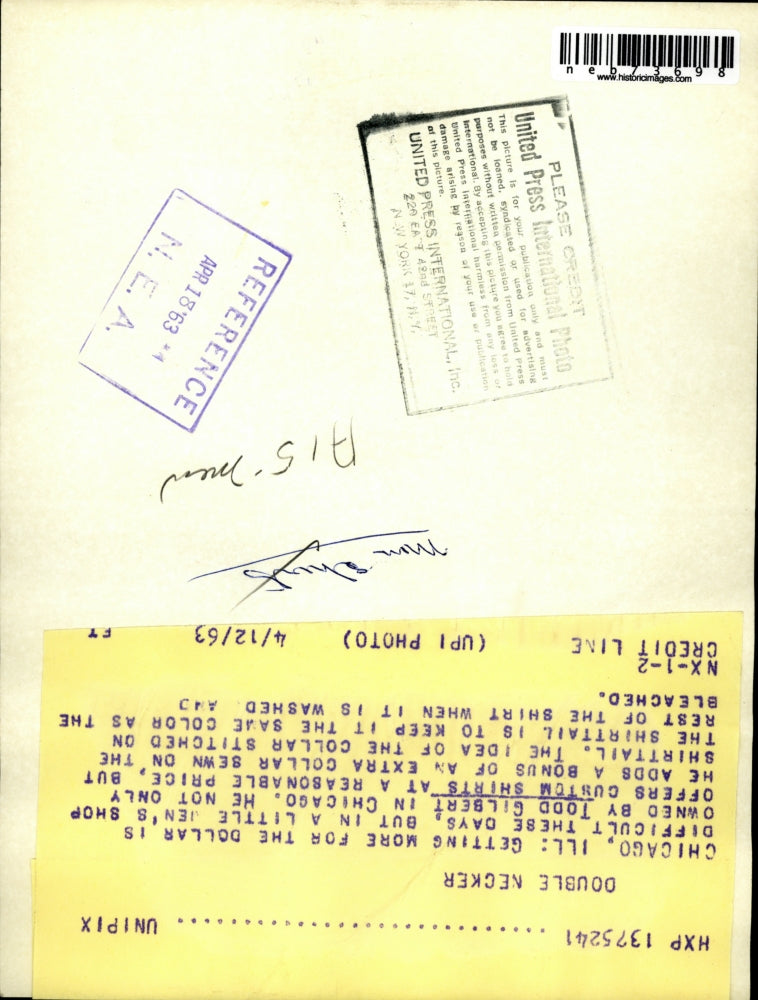 1963 Press Photo Chicago, Ill Todd Gilbert men's shop clothing with extra collar